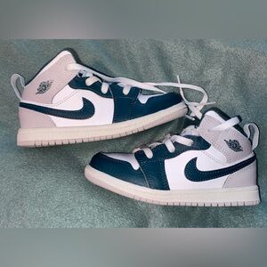 Nike Jordan AJ1 Mid SE Boys Green, White, Light Gray Sneakers Size 10 Toddler